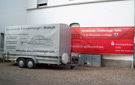 Anhänger mit Banner